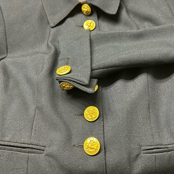 Beechers Brook women’s blazer with unique gold button details. - Picture 5 of 6